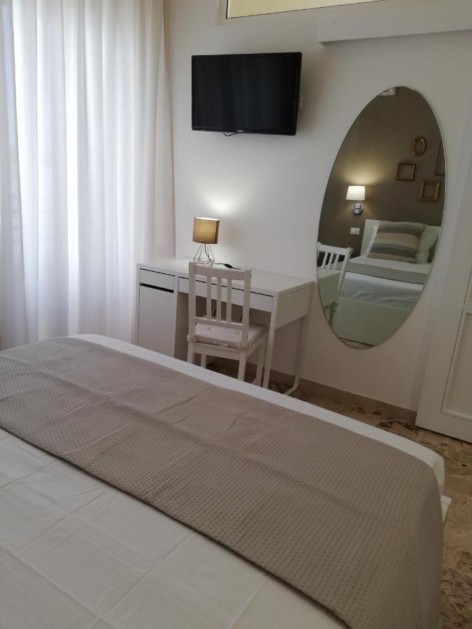 Ostuni Crispi House Hotel Bagian luar foto