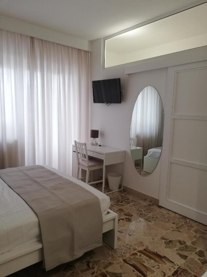 Ostuni Crispi House Hotel Bagian luar foto